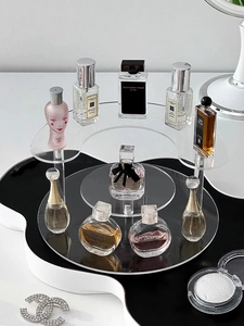 Draufsicht auf ein mehrstufiges, klares Acryl-Runddisplay für Parfums und Kosmetik