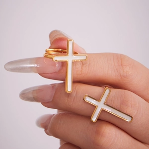 Elegante anello a croce in oro e set di gioielli con intarsio in madreperla bianca