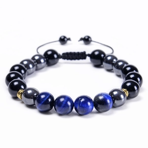 Détail des perles d'œil de tigre bleu 10mm et d'hématite sur un bracelet tressé ajustable