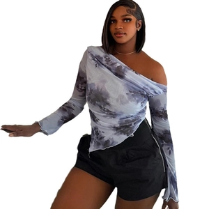 T-shirt manches longues à épaules dénudées avec imprimé floral tie-dye et ourlet irrégulier