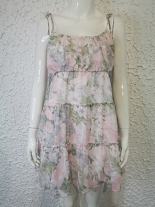 Détail de robe d'été fleurie avec fleurs roses et ourlet en mousseline multicouche
