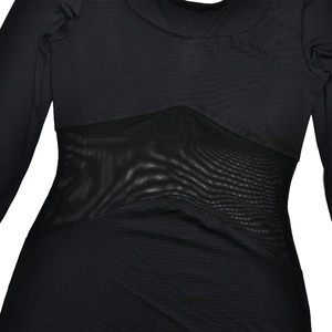 Détail de l'empiècement en résille noire et de la découpe transparente sur la robe