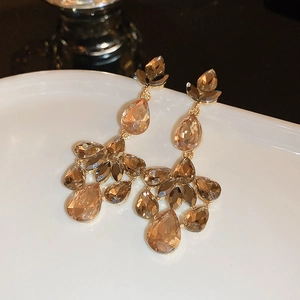 Elegante champagne kristallen kroonluchter oorbellen met een gepolijste gouden finish