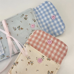 Detailansicht der Brillenetuis aus Stoff mit floralem Patchwork und Karomustern