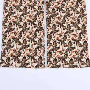 Detail der floralen weiten Hose mit abstraktem Muster auf beigem Chiffon-Stoff