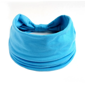 Dettaglio della fascia larga per yoga blu cielo con pieghe elastiche e trama in maglia