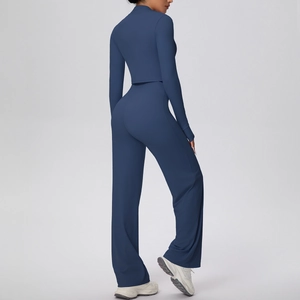 Détail du pantalon de yoga évasé bleu marine à taille haute et veste zippée moulante