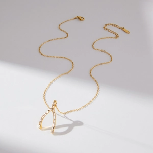 Vue détaillée du collier wishbone en or 18K avec zircon et fermoir mousqueton