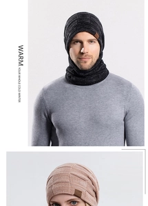 Detail der karierten Strickstruktur von Wintermütze und Schal Set für kaltes Wetter