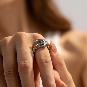 Detailansicht eines silbernen Rings mit einzigartigem Blasenmuster am Finger des Models