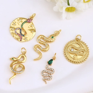 Pendentifs serpent en or avec zircons colorés et une breloque médaillon ronde