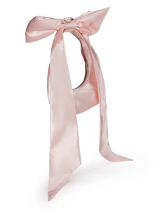 Dettaglio della borsa a spalla in raso rosa con grande fiocco e lunghi nastri fluenti