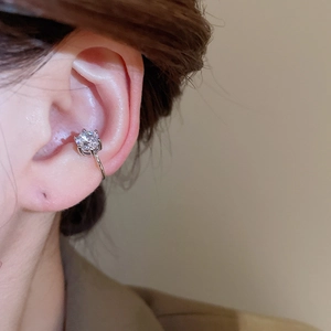 Nahaufnahme eines minimalistischen Silberohrclips mit glänzendem runden Zirkonia