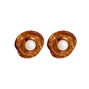 French vintage flower-shaped resin earrings with central pearl and amber spiral texture