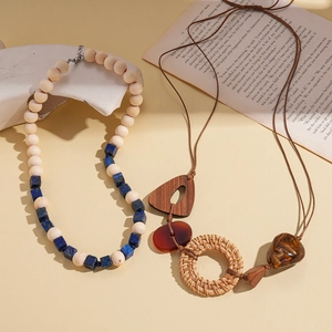Set de colliers bohèmes avec perles en bois, anneau en rotin et pendentifs