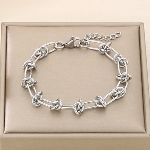 Dettaglio del bracciale a catena in acciaio inossidabile argento con nodi a spirale su raso