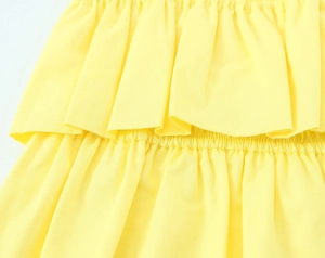 Gelbes Popeline-Camisole mit doppellagigen Rüschen und elastischem Smok-Detail im Fokus