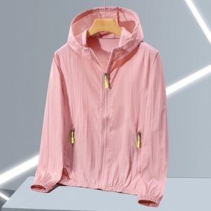 Détail de la veste anti-UV rose avec fermeture éclair fluorescente et poignets élastiques