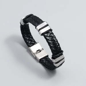 Gros plan sur bracelet en cuir tressé noir avec détails en métal brossé et fermoir acier