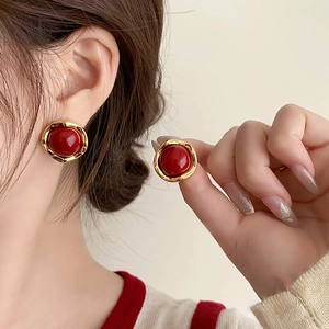 Orecchini a perno tondi in acrilico rosso con cornice in metallo dorato da donna