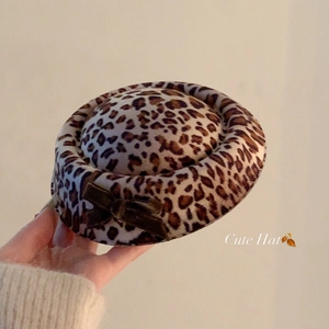 Retro baret met luipaardprint en donkerbruine fluwelen strik, stijlvol herfstaccessoire