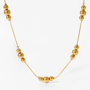 Collier maille serpent minimaliste en acier plaqué or avec perles de tailles variées