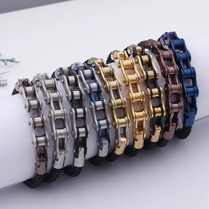 Lederarmbänder im Biker-Stil mit metallischem Fahrradkettendesign in bunten Farben