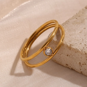 Dettaglio di anello a doppio strato placcato oro 18K con zircone bianco brillante