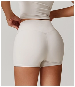 Dettaglio dei pantaloncini fitness a vita alta con cuciture push-up grigio chiaro