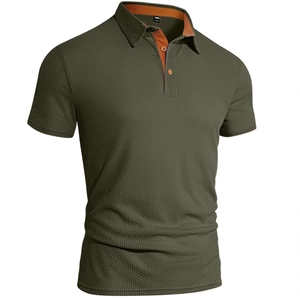 Polo pour homme en tissu gaufré vert olive avec des détails de col orange contrastés