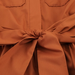 Robe midi en popeline caramel à manches courtes avec col à revers et nœud à la taille