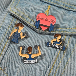 Lot de 4 épingles en émail sur le thème du fitness avec motifs de sport sur jean bleu