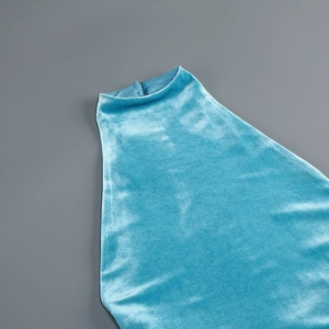 Détail du haut dos nu en velours bleu montrant la texture fine et l'éclat du tissu