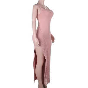 Dettaglio del pizzo rosa sullo spacco laterale di questo elegante abito da sera estivo
