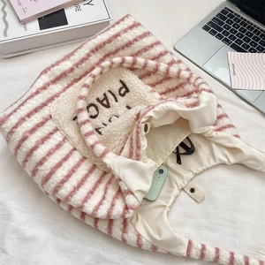 Vue détaillée de l'intérieur d'un sac cabas rayé en peluche à grande capacité