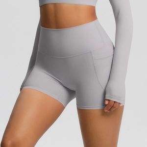Détail du short de yoga gris à taille haute avec poche latérale et couture plate