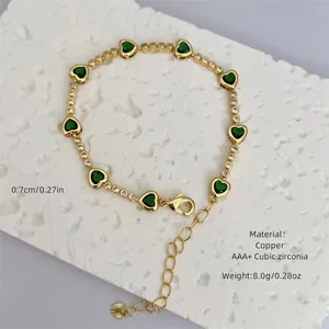 Bracciale in rame placcato oro 18K con zirconi verdi a forma di cuore e chiusura a moschettone