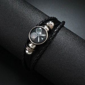 Bracelet multicouche en cuir tressé avec médaillon raquettes de tennis en gros plan
