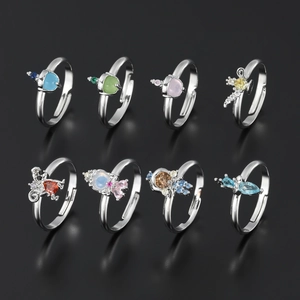 Set di otto anelli regolabili in argento con zirconi colorati in vari stili e forme