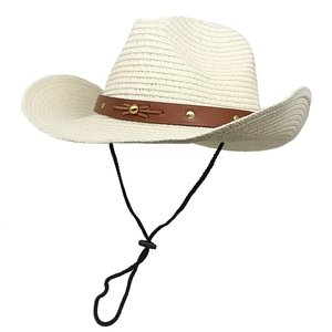 Detailaufnahme von Stroh-Cowboyhut mit braunem Lederband und dekorativen Nieten