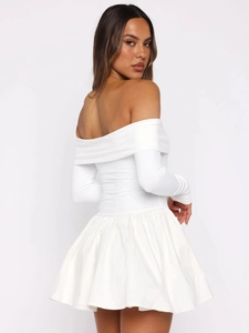Détail de la robe mini à épaules dénudées avec jupe évasée blanche et manches longues
