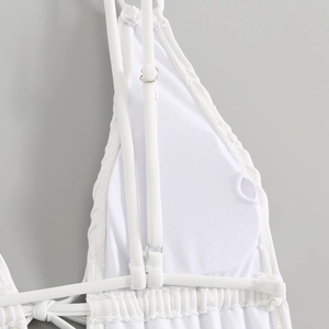 Dettaglio del top bikini a triangolo bianco con spalline regolabili e coppe imbottite