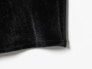 Detailaufnahme der schwarzen Samtstofftextur und hochwertigen Fransen-Nähte