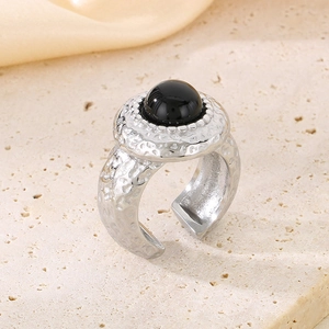 Bague ouverte vintage en acier inoxydable avec texture martelée et incrustation noire