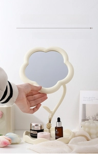 Miroir de maquillage en forme de fleur avec plateau de rangement sur la coiffeuse