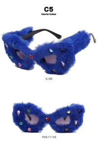 Vista frontale e laterale di occhiali da sole gatto in peluche blu con strass colorati