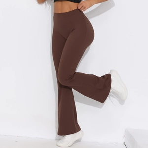 Detailansicht der dunkelbraunen Yoga-Schlaghose mit High-Waist und Push-Up-Effekt