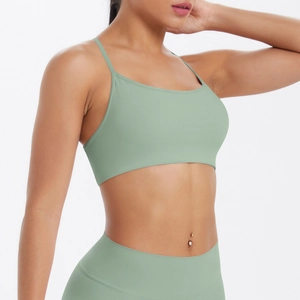Détail du soutien-gorge de yoga à fines bretelles croisées en tissu vert sauge