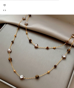 Détail du collier long plaqué or 18 carats avec œil de tigre et perles baroques