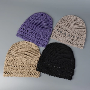 Cuatro gorros de ganchillo huecos hechos a mano para mujer en púrpura, gris, beige y negro